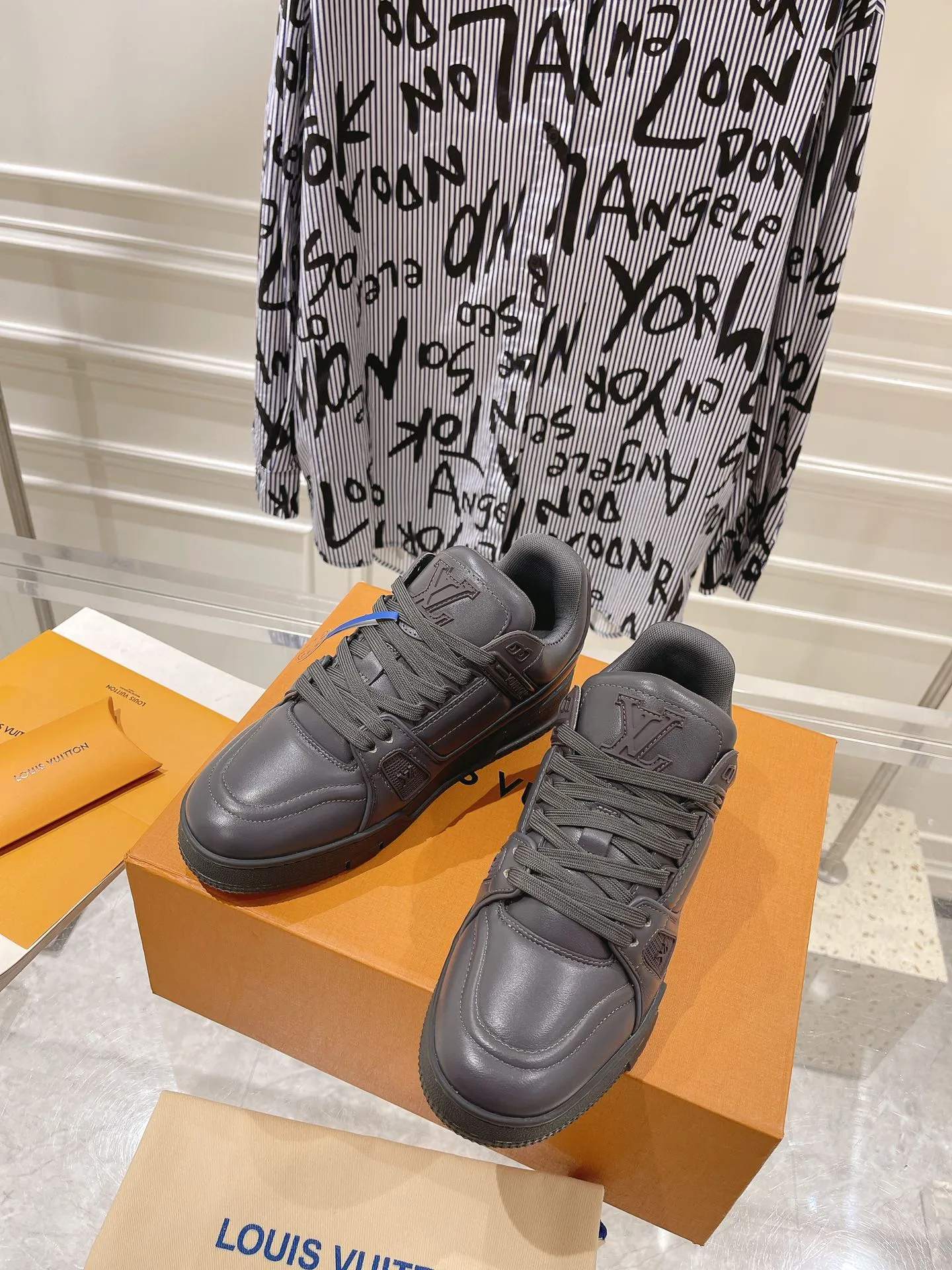 👟👟Ex-factory price 840👟👟 Top version #couple style 2024 hot LV 𝘁𝗿𝗮𝗶𝗻𝗲𝗿 series of the latest couple style sneakers, the quality has been upgraded again, the details are awesome, it just doesn’t look too good! The model was sold out immediately within ten minutes of the official website going on sale. TPU outsole, mold fee is 2w+. The texture is comparable to the original version. The feet are made of polymeter micro-material and breathable British mesh. The details are the same as the original version. Please pay attention to distinguish the currency materials on the market. Size: Female 35-39, Male 39-45M